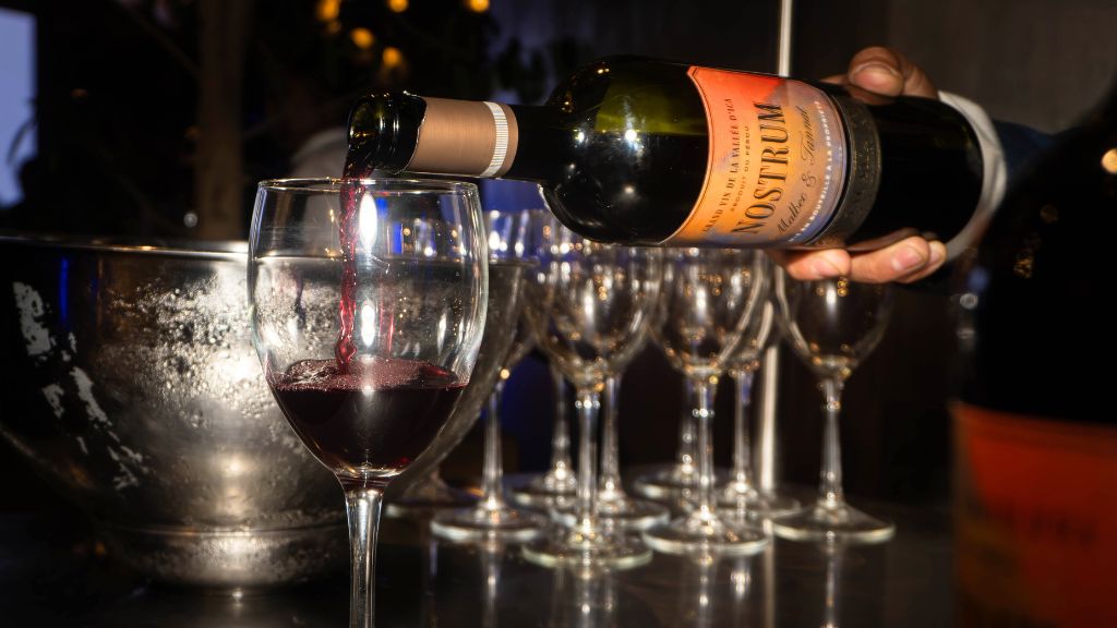 Cómo servir el vino como un experto: el orden que realza cada copa