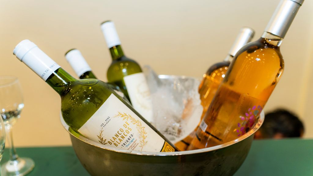 ¿Frío o muy frío? La temperatura ideal del vino blanco (y por qué importa tanto)