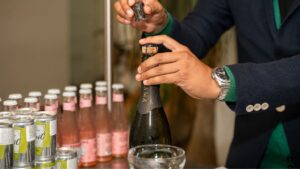 Vinos espumosos guía para abrirlos servirlos como experto
