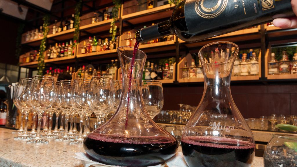 Cómo elevar tu experiencia con vinos peruanos: accesorios que no pueden faltar