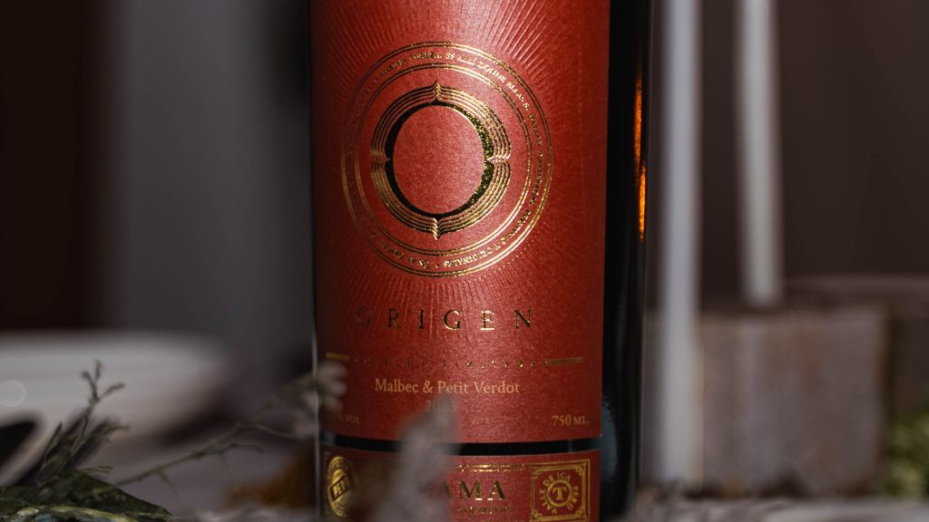 Botella de Petit Verdot Tacama, varietal intenso cultivado en el valle de Ica