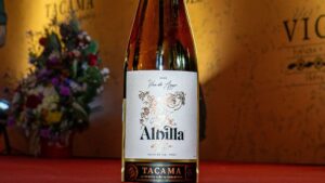 Botella de vino Albilla Tacama, elaborado con uva patrimonial peruana en el valle de Ica
