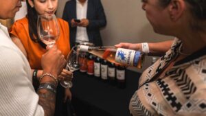 Copa de vino tinto lista para una cata profesional paso a paso
