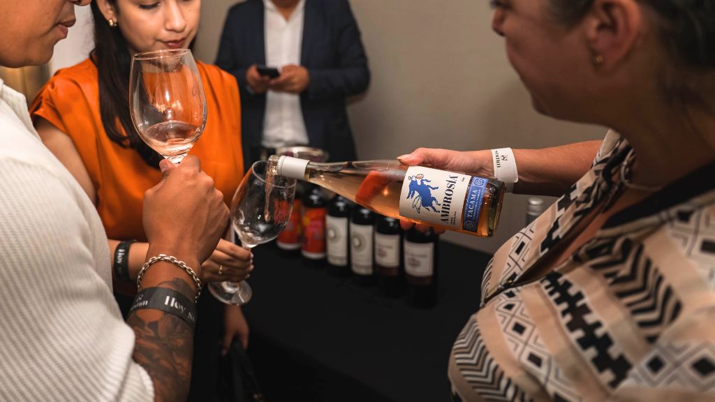 El lenguaje de la copa: 5 pasos para descubrir el alma del vino como un experto