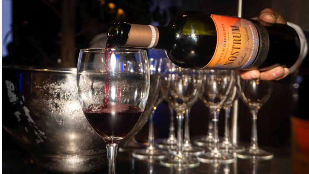 ¿El vino se “daña” si no lo terminas? Verdades, mitos y cómo salvar esa botella abierta
