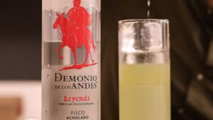 Botella de Pisco Demonio de los Andes Leyenda elaborado con uvas de parcelas seleccionadas en Perú