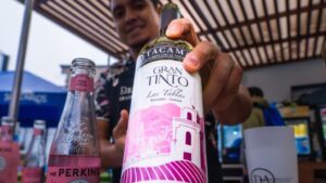 El tinto de verano se ha ganado un lugar en las mesas peruanas gracias a su sencillez y versatilidad